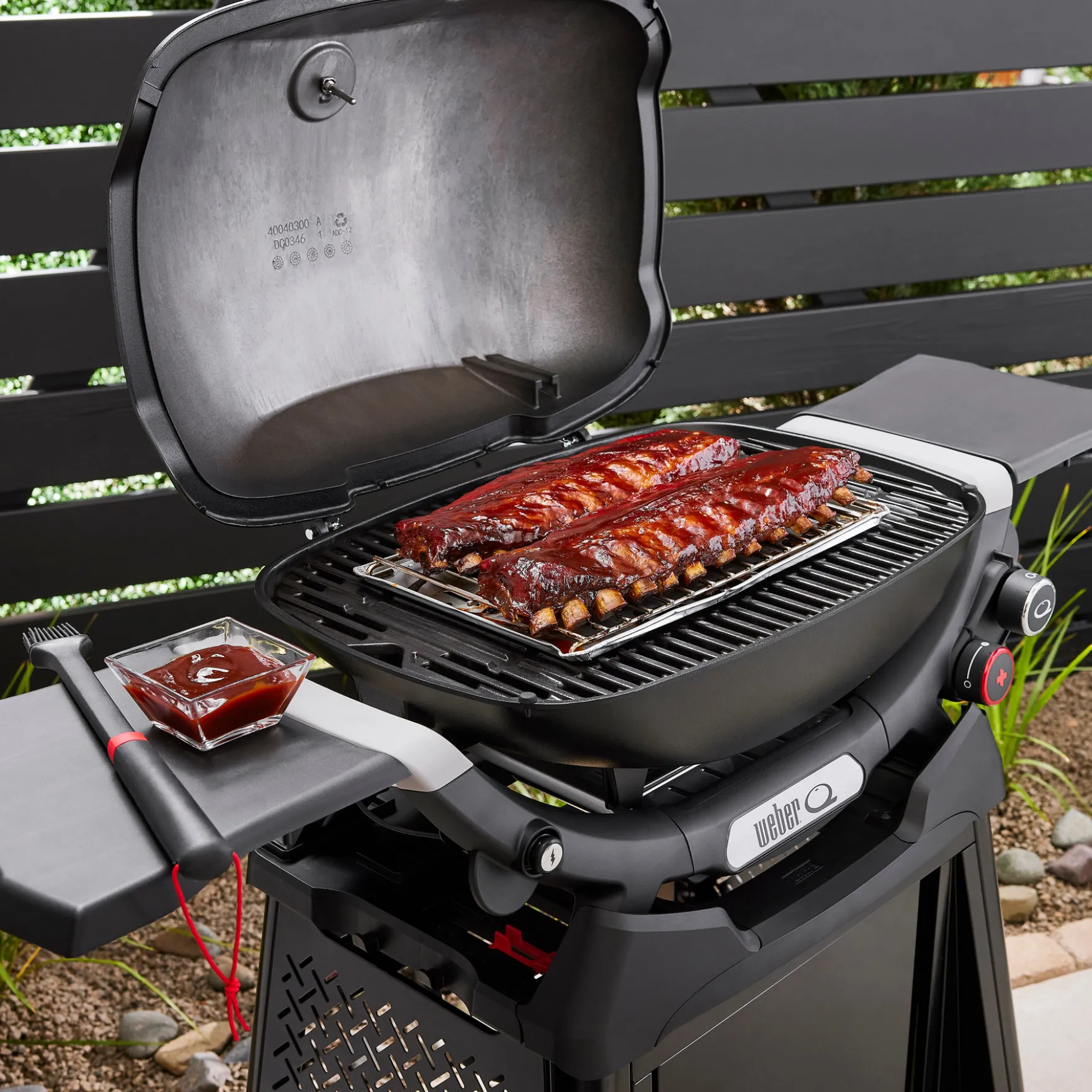 Q 3200N+ Gasgrill mit Premium-Rollwagen