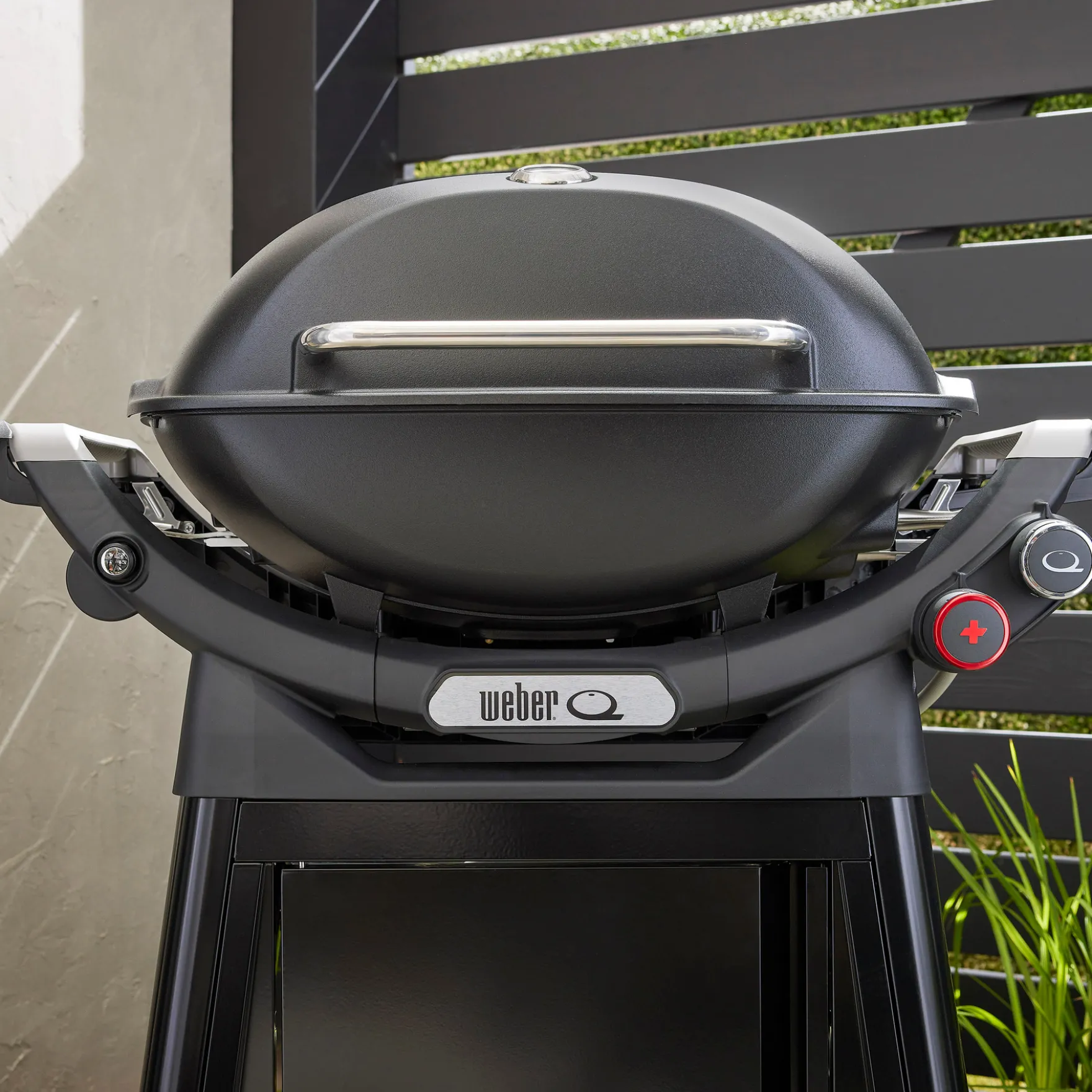 Q 3200N+ Gasgrill mit Premium-Rollwagen