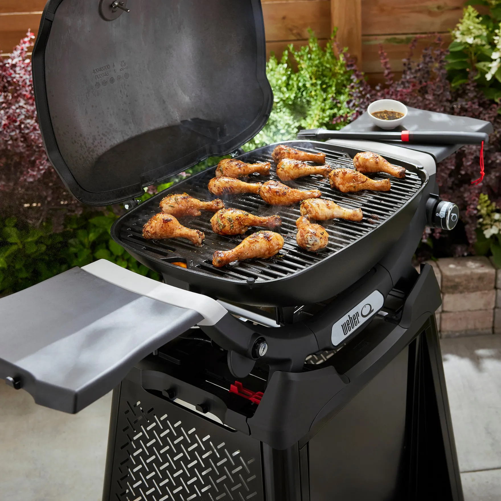 Q 2200N Gasgrill mit Seitentischen und Premium-Rollwagen