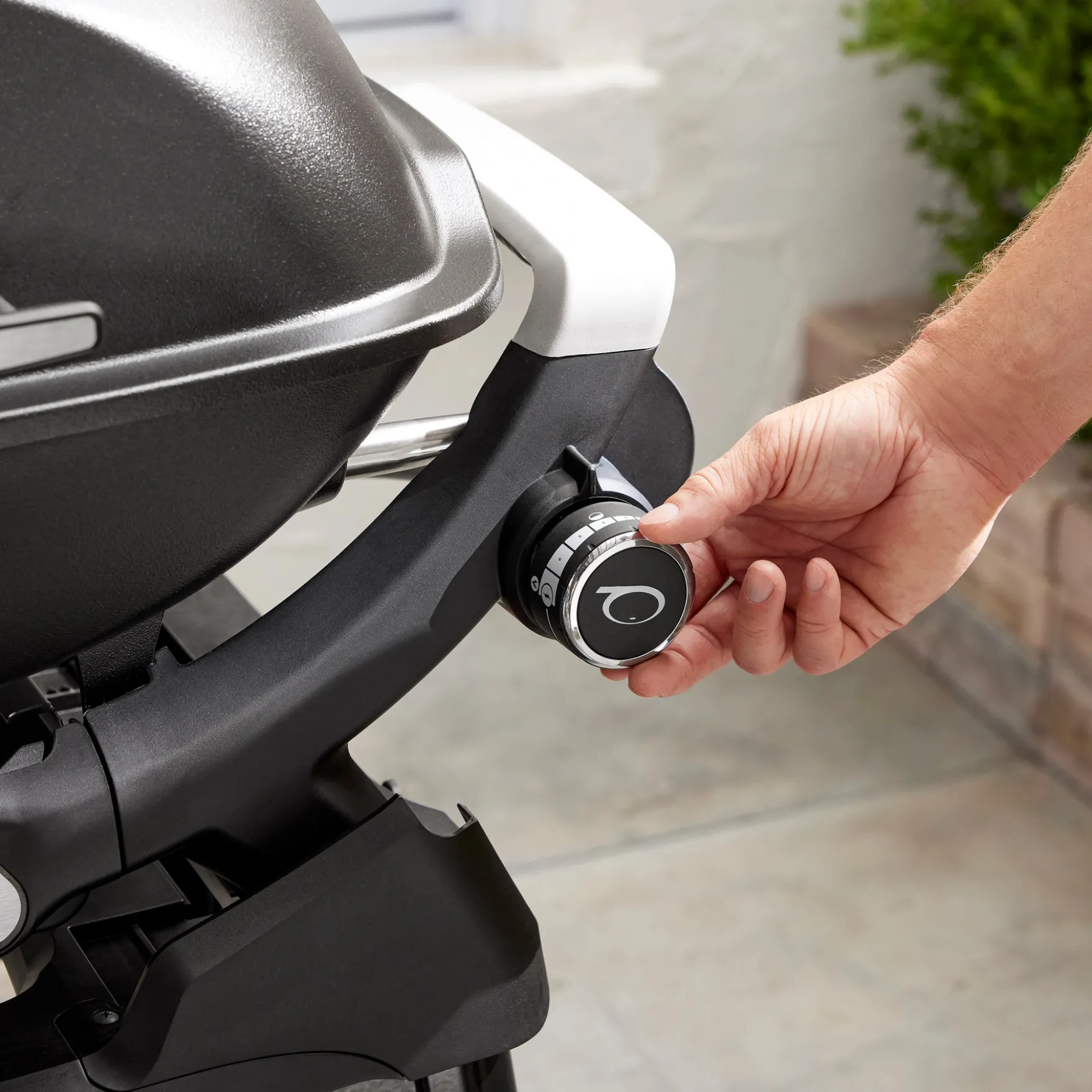 Q 2200N Gasgrill mit Seitentischen und Premium-Rollwagen