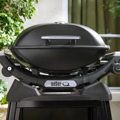 Q 2200N Gasgrill mit Seitentischen und Premium-Rollwagen