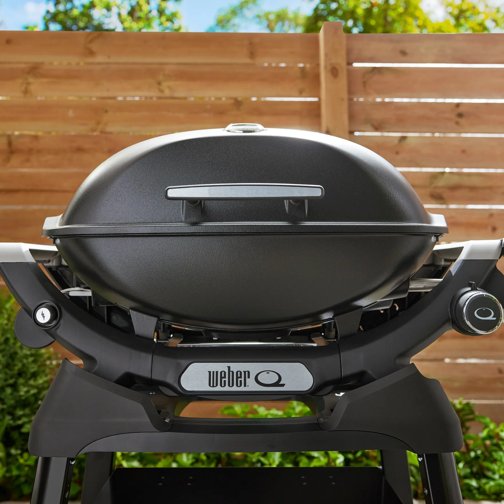 Q 2200N Gasgrill mit Seitentischen und kompaktem Stand